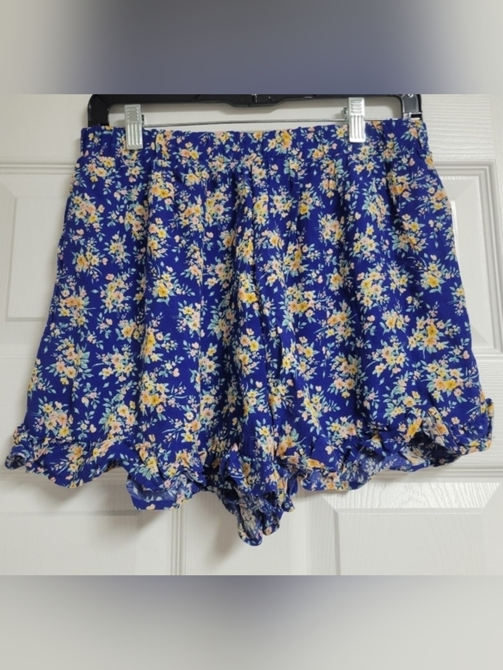 American Eagle NWT Blue Floral Ruffle Shorts Size Medium.